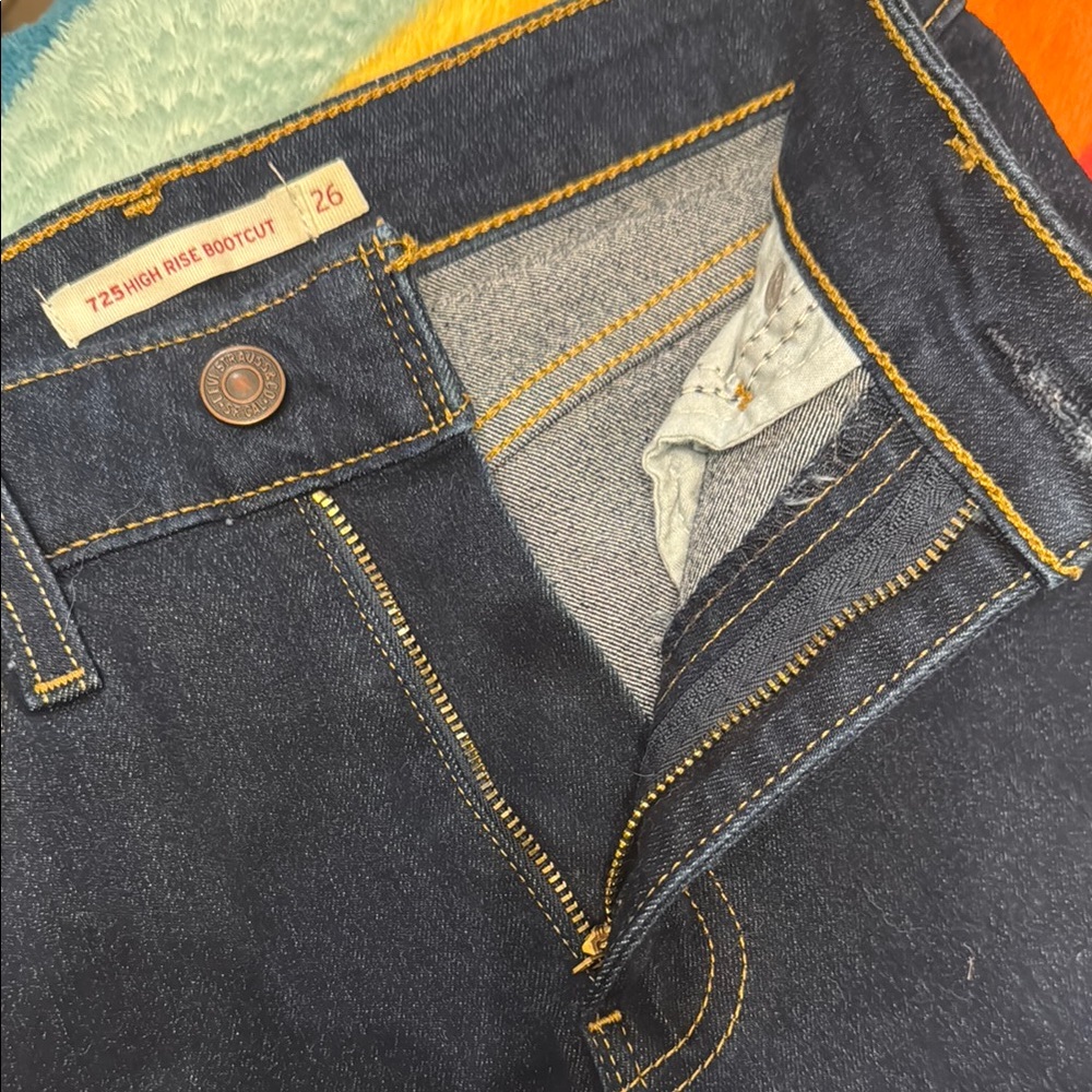 Levi's 725 High Rise Bootcut Jeans - Picture 5 of 6